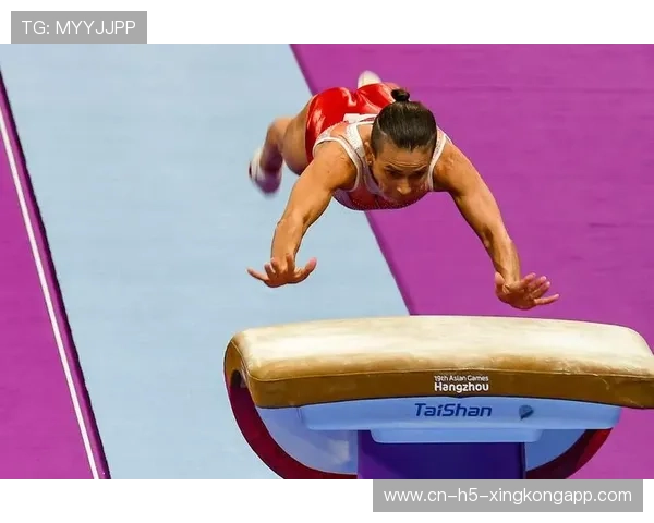 世界游泳冠军摔倒丢金，全场为其鼓掌致敬